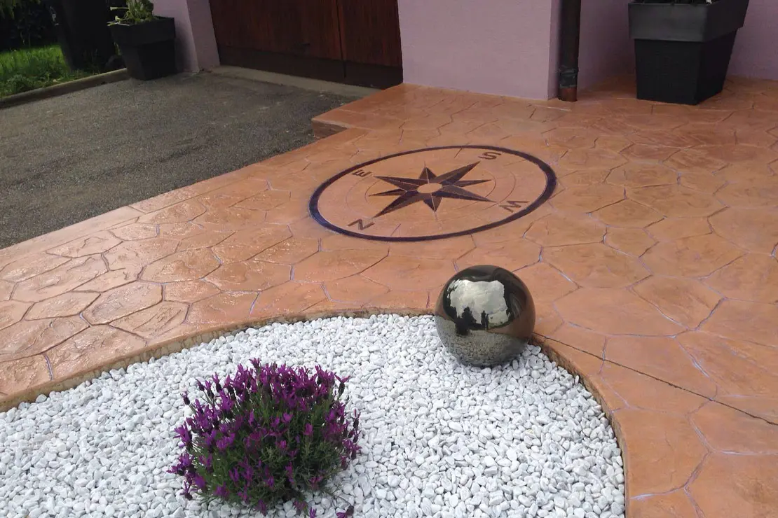 Brújula de hormigón impreso en el piso de un hogar Brújula de hormigón impreso en el piso de un hogar